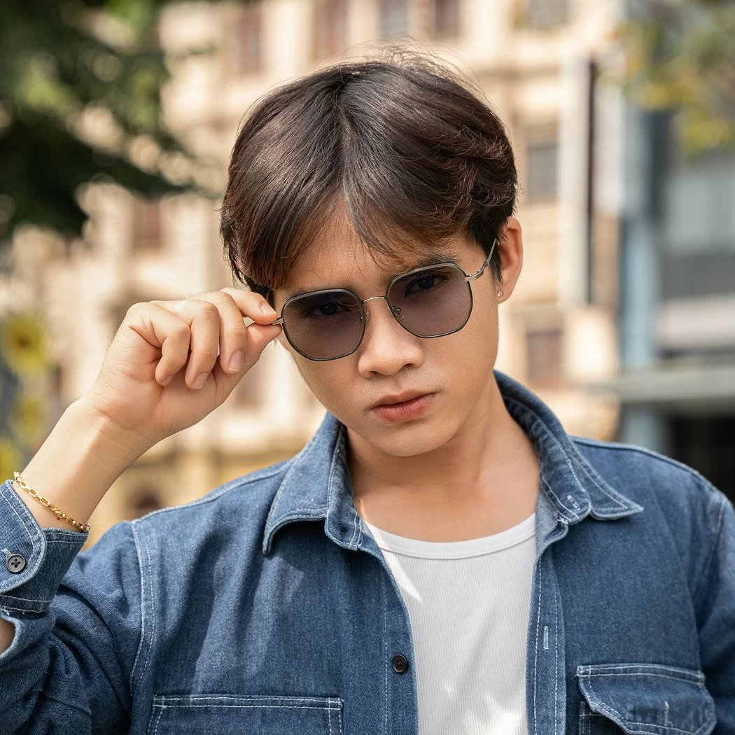 Kính đổi màu chống ánh sáng xanh mang đến sự tiện lợi cùng khả năng bảo vệ mắt hiệu quả - ảnh 3