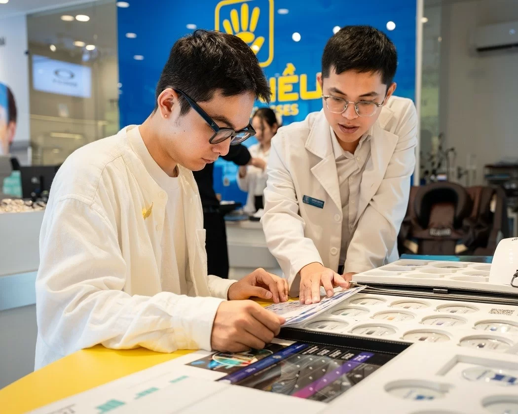 Tại Kính Hải Triều, chúng tôi cung cấp đa dạng các sản phẩm tròng kính đổi màu chống ánh sáng xanh - ảnh 4