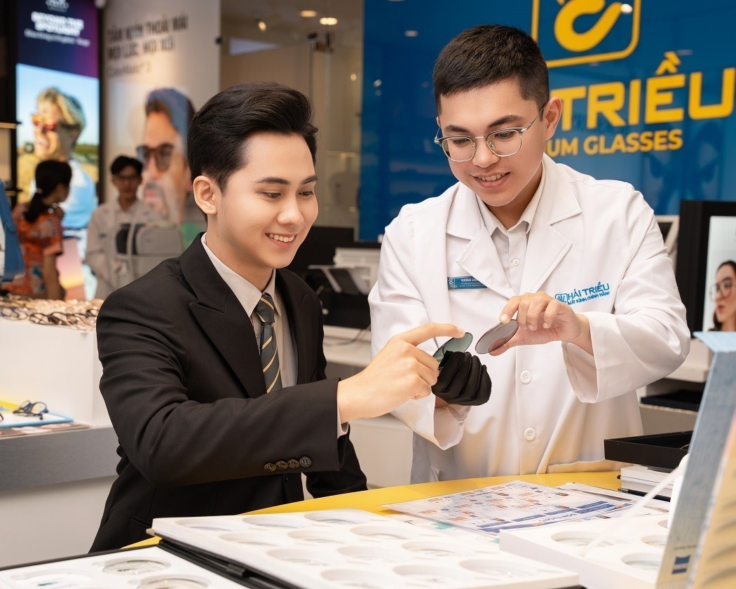 Tại Kính Hải Triều, chúng tôi cung cấp đa dạng các sản phẩm tròng kính đổi màu chống ánh sáng xanh - ảnh 4