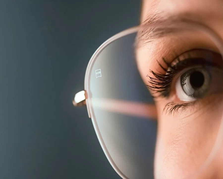 So sánh tròng kính ZEISS và Essilor: Nên mua loại nào? (3) ZEISS cung cấp trải nghiệm thị lực rõ nét cho người dùng