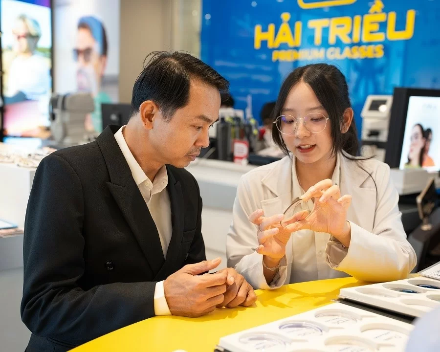 So sánh tròng kính ZEISS và Essilor: Nên mua loại nào? (5) Khâu đo - khám mắt đóng vai trò quan trọng để bạn chọn được cho mình cặp kính phù hợp
