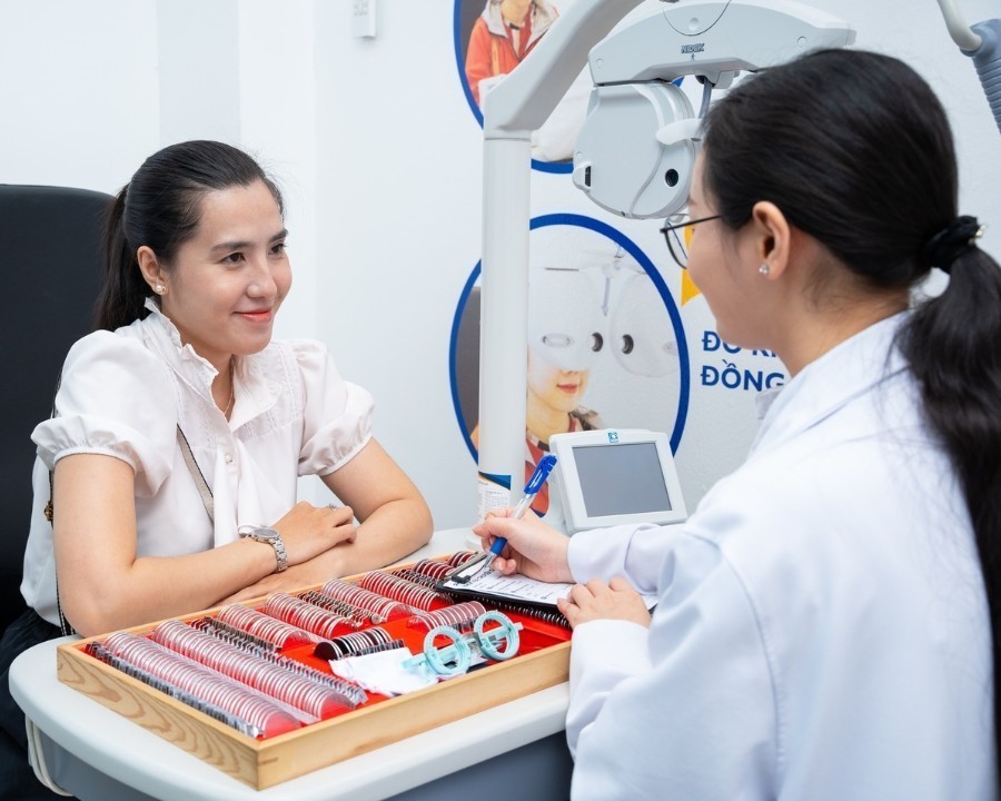 Tư vấn kính chống ánh sáng xanh cùng chuyên gia Hải Triều