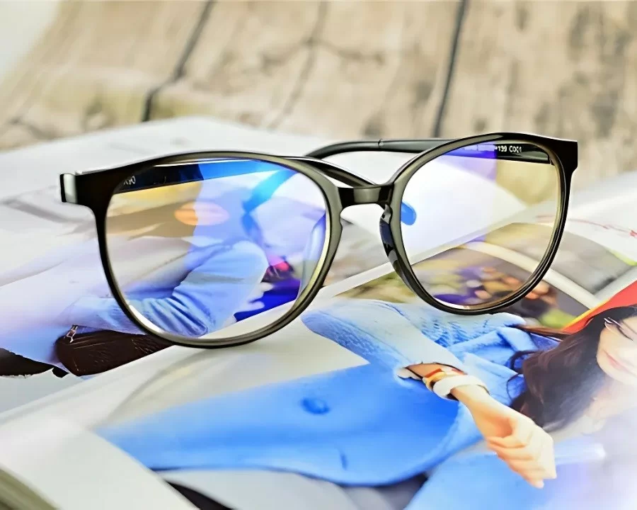 Bỏ túi 5 cách nhận biết tròng kính chính hãng siêu đơn giản (3) Nhận biết tròng kính qua lơp phủ bề mặt