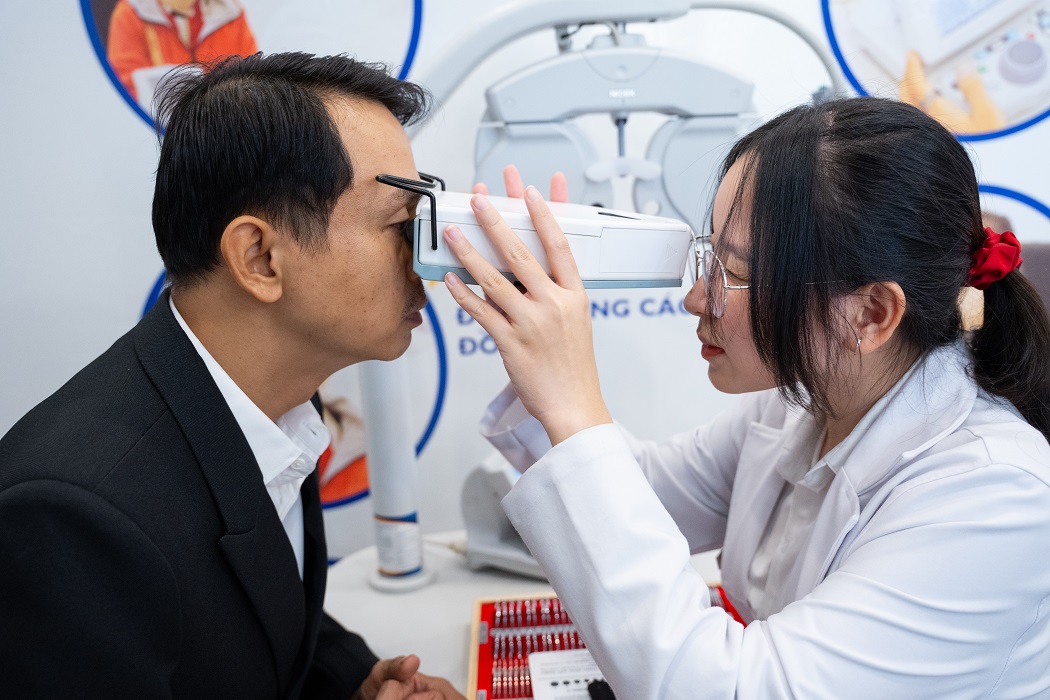 Quy trình đo mắt cá nhân hóa 12 bước theo tiêu chuẩn quốc tế tại Hải Triều