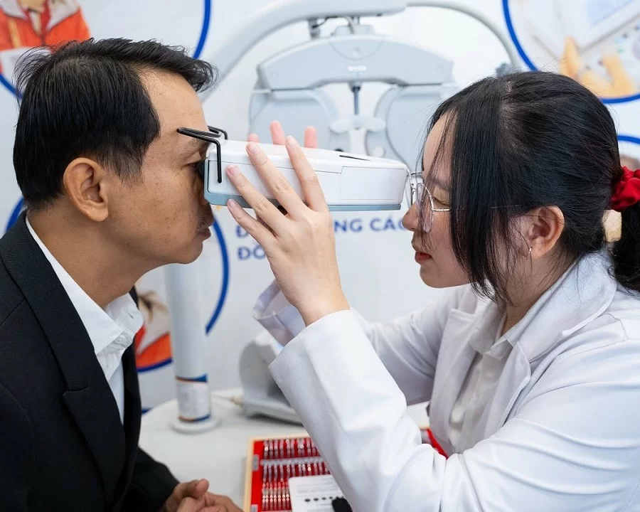 Cắt kính cận bao nhiêu tiền, ở đâu tốt? Bảng giá và tư vấn mua (3) Quy trình đo mắt đóng vai trò quan trọng để bạn lựa chọn kính phù hợp