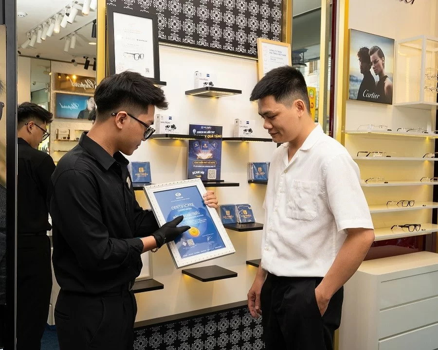 Cắt kính cận bao nhiêu tiền, ở đâu tốt? Bảng giá và tư vấn mua (4) Kính Hải Triều cam kết tất cả sản phẩm đều là hàng chính hãng với đầy đủ chứng nhận từ các thương hiệu lớn