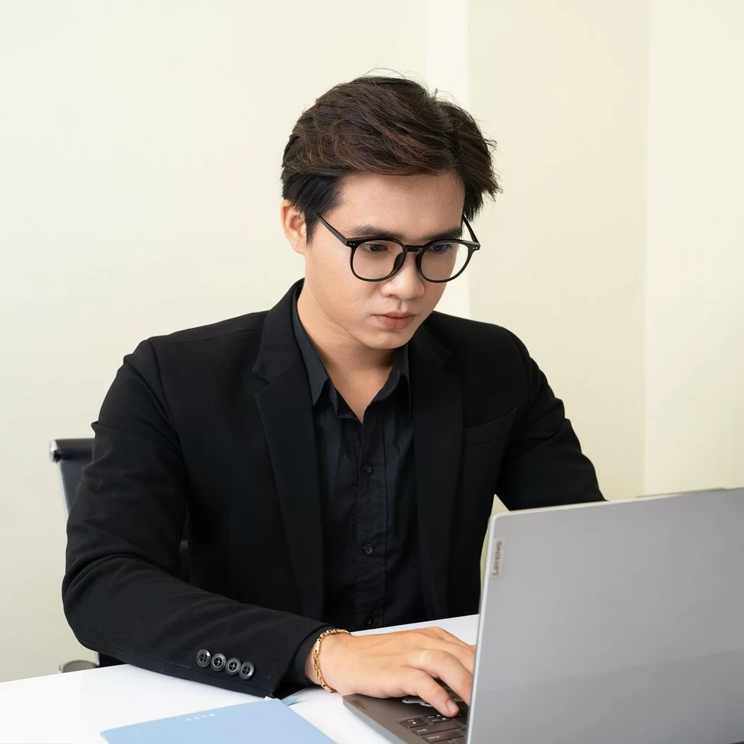 Trải nghiệm tròng kính Transitions XTRActive trong nhà