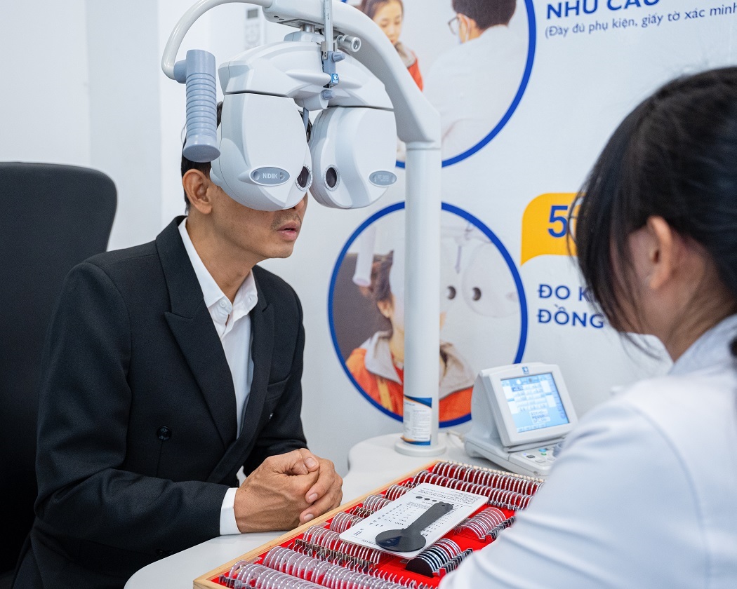 Quá trình thăm khám và đo mắt là rất quan trọng để bạn lựa chọn cặp tròng kính đa tròng phù hợp