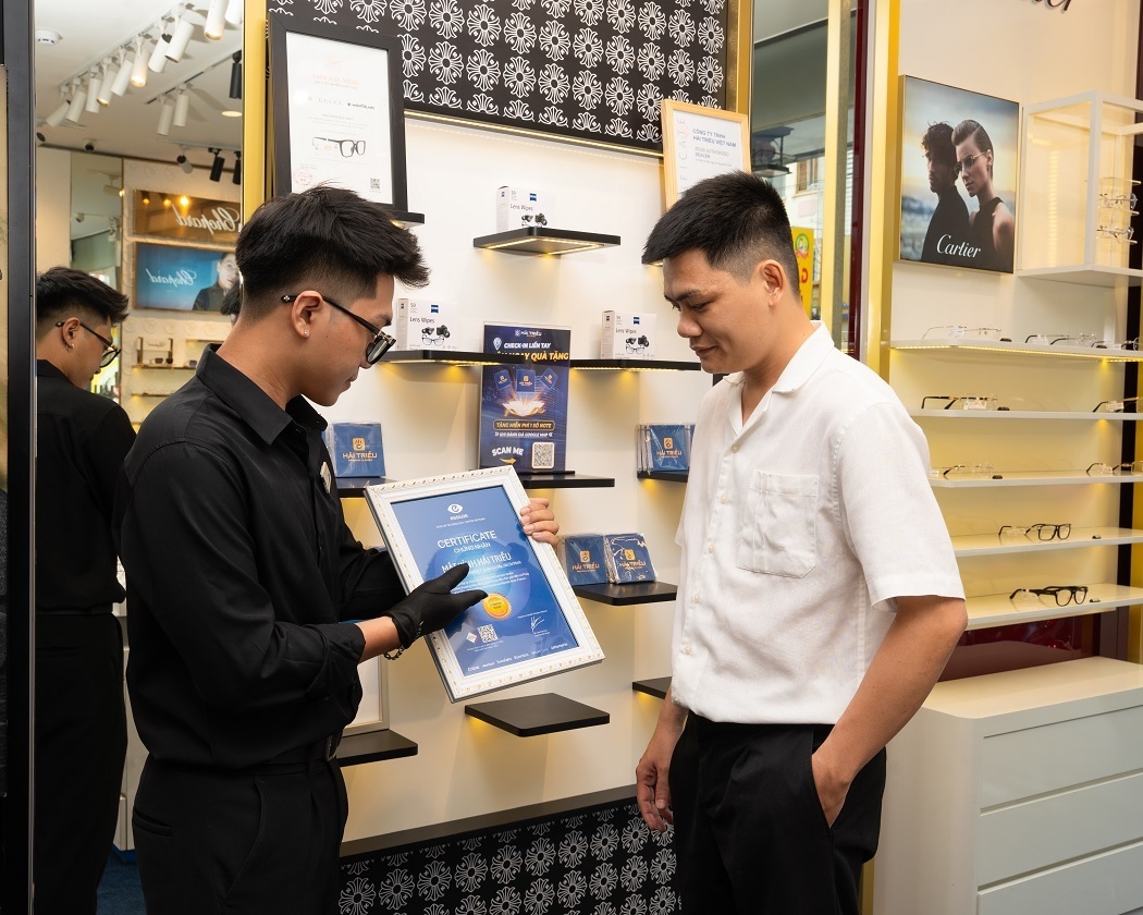 Kính Hải Triều tự hào là đại lý bán lẻ ủy quyền của nhiều thương hiệu tròng kính nổi tiếng thế giới