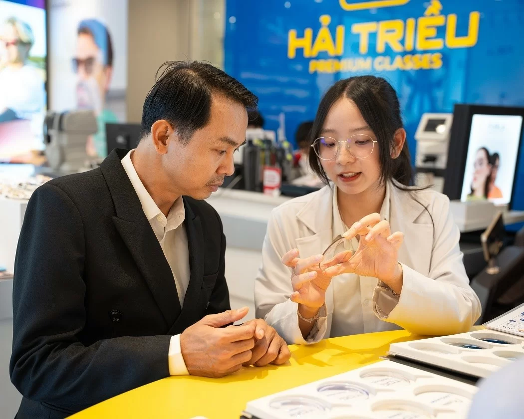 Khách hàng chọn mua kính đa tròng đổi màu tại Hải Triều