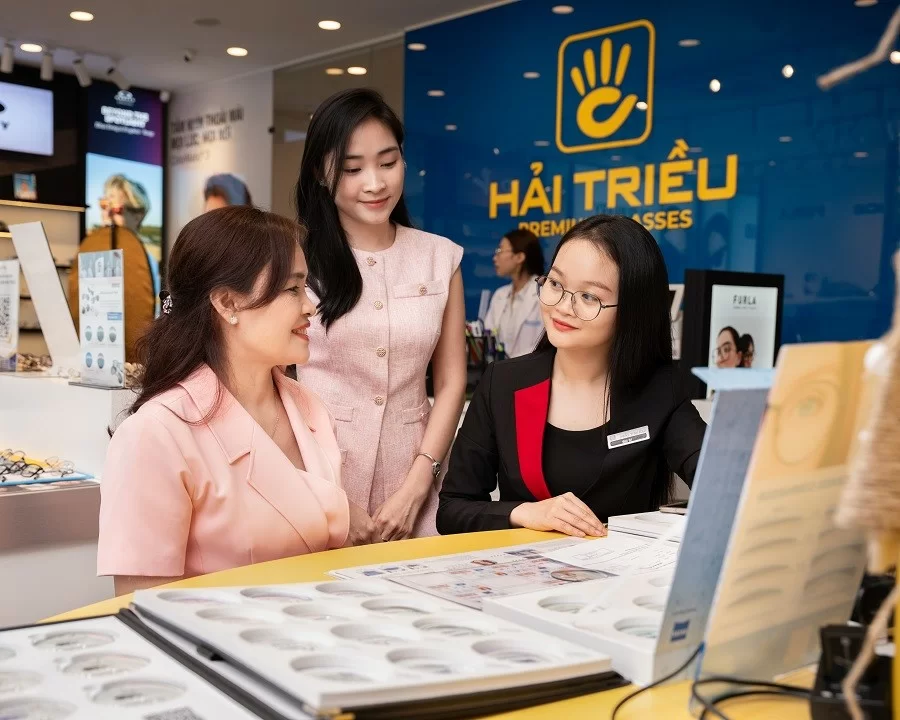 10 điểm khách hàng hài lòng khi đến cửa hàng Kính Hải Triều (2) Kính Hải Triều chỉ bán mắt kính chính hãng, chất lượng cao