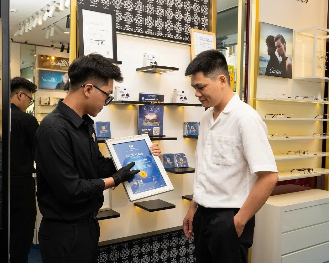 Kính Hải Triều tự hào là đại lý bán lẻ của nhiều thương hiệu tròng kính nổi tiếng thế giới