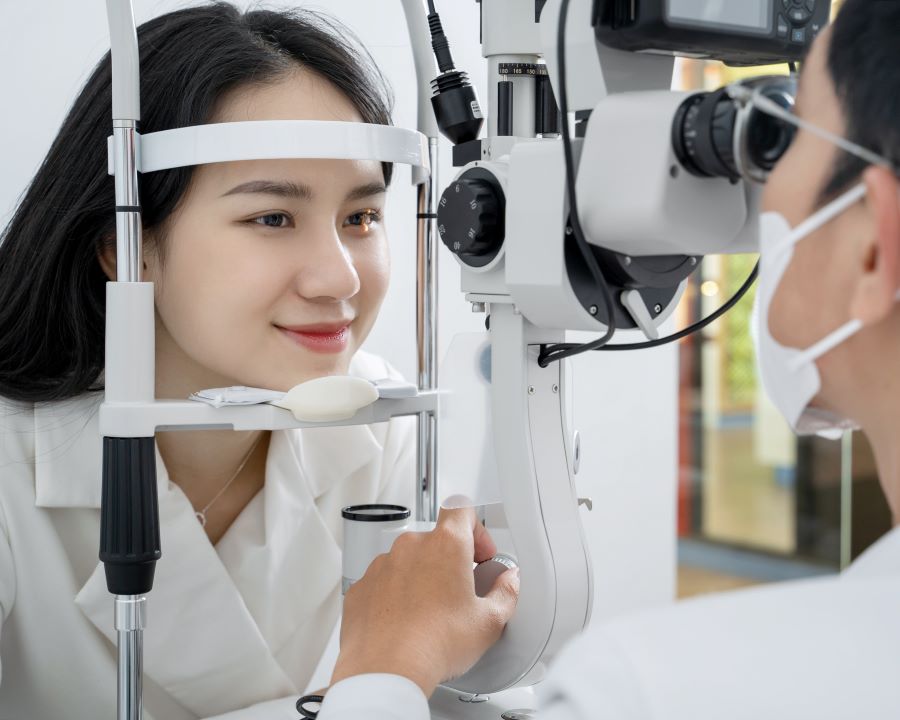 Kính không độ là gì, tác dụng gì? Bảng giá và nơi thay uy tín (3) Đo mắt thường xuyên để phát hiện sớm các tật khúc xạ