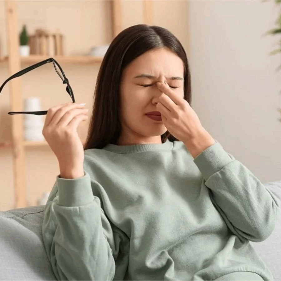 Người đeo kính mới bị khó chịu vì kính kém chất lượng