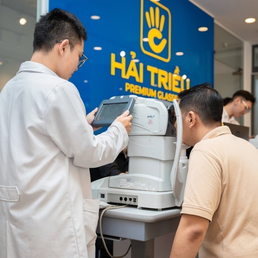 Khách hàng sẽ được kiểm tra bằng thiết bị hiện đại tại Kính Hải Triều
