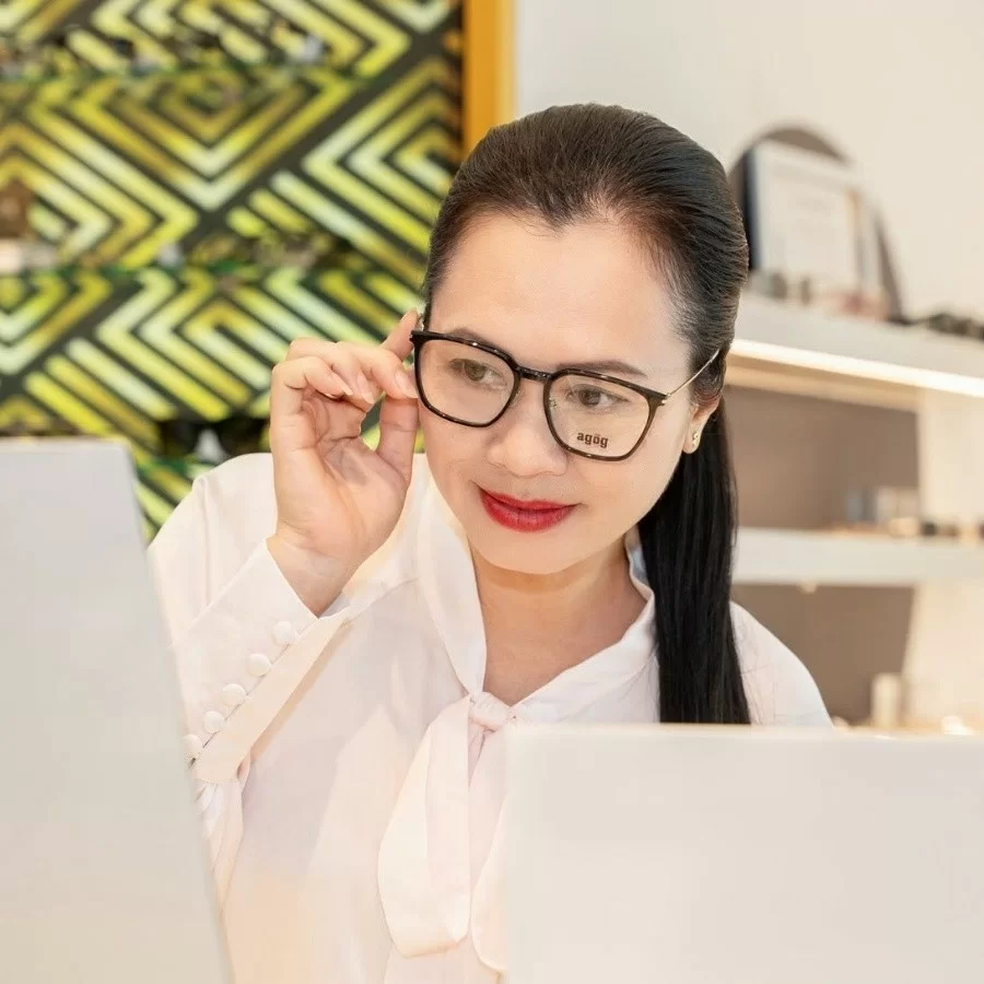 Khách hàng kiểm tra cảm giác đeo kính tại Hải Triều