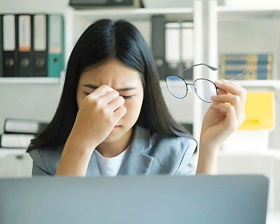 Thay tròng kính cận giá bao nhiêu? Địa chỉ cắt tròng uy tín (7) Mắt bị nhức mỏi khi đeo kính sai độ cận