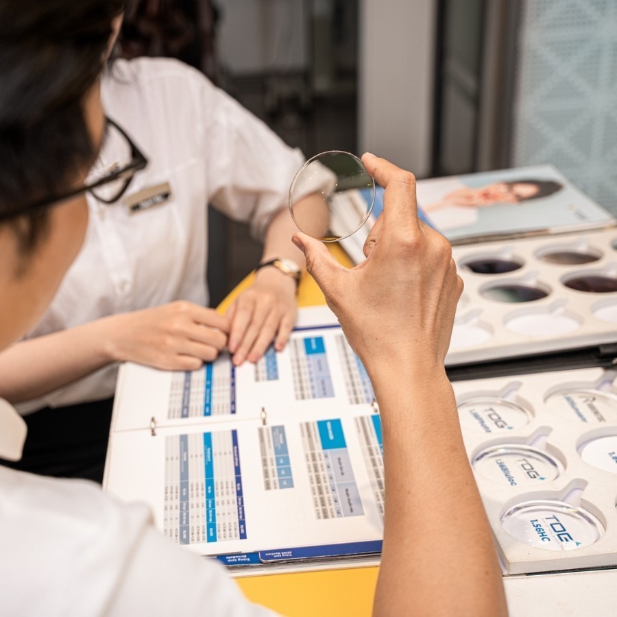 Tròng kính có chỉ số Abbe (Thông số đo độ phân tán ánh sáng của vật liệu) cao sẽ cho hình ảnh sắc nét hơn, giảm hiện tượng quang sai màu