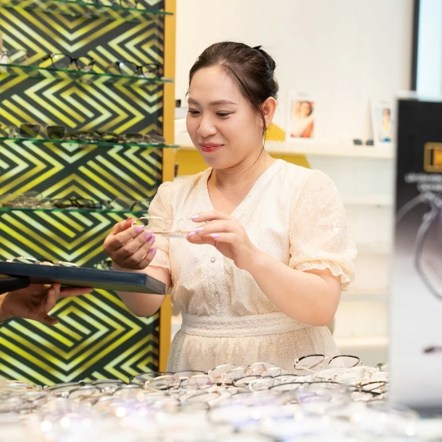 Tuỳ độ khúc xạ (cận, loạn) chi phí cho một cặp tròng kính cận cũng sẽ khác nhau