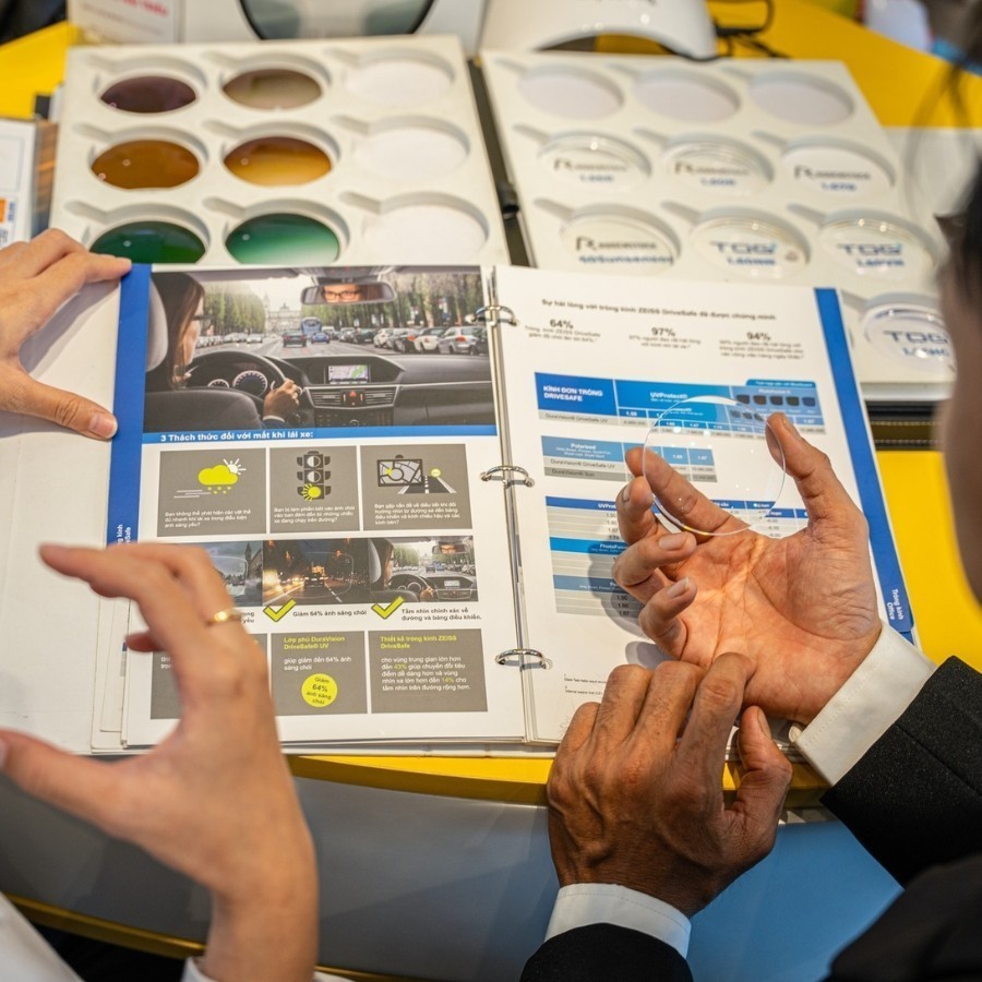 Với độ cận này, cặp kính không chỉ là công cụ hỗ trợ thị lực mà còn ảnh hưởng lớn đến sự tự tin