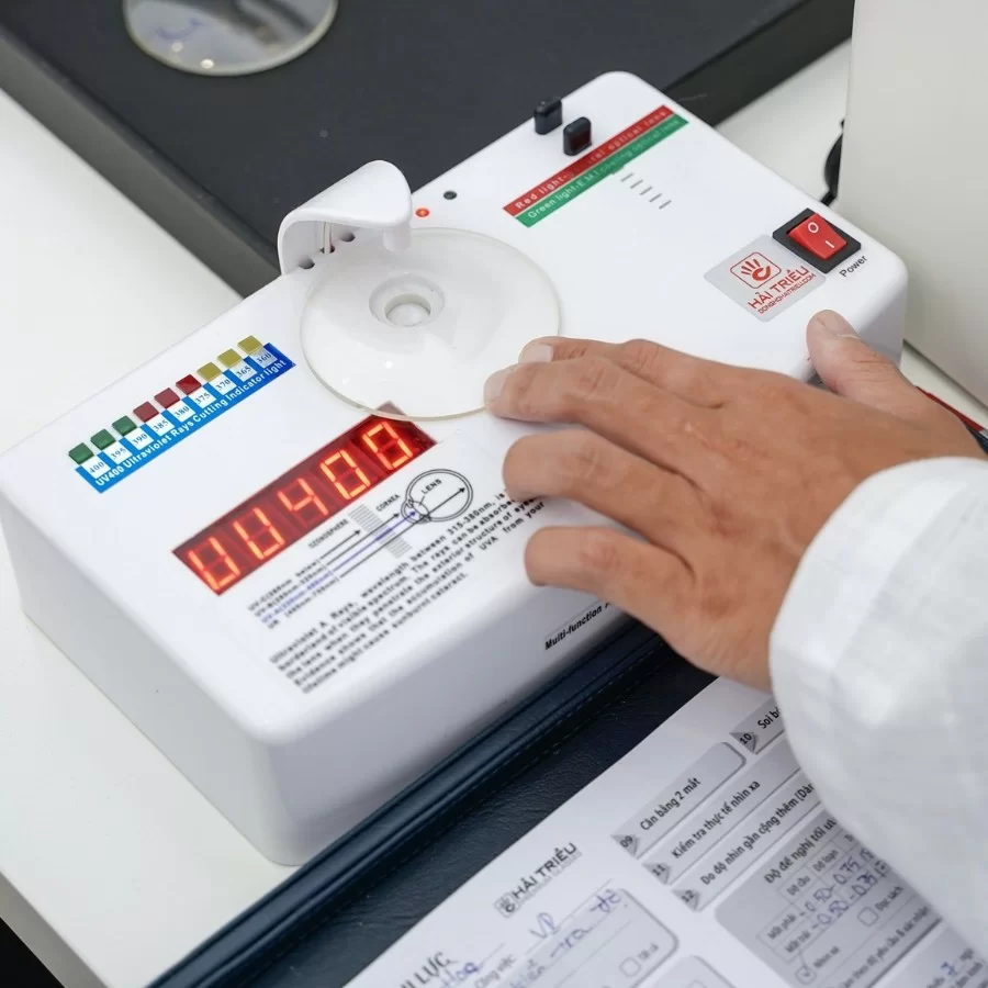 Về cơ bản, các loại tròng kính cao cấp với tính năng chuyên biệt (đổi màu, phân cực) đã được tích hợp sẵn, không thể nâng cấp