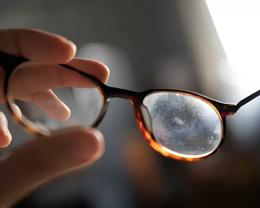 Tròng kính có vết bẩn