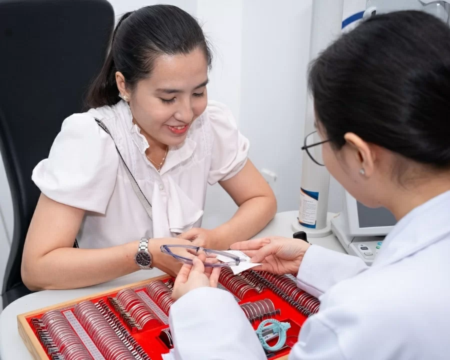 Chuyên viên Kính Hải Triều giải đáp thắc mắc về tròng kính cho khách hàng