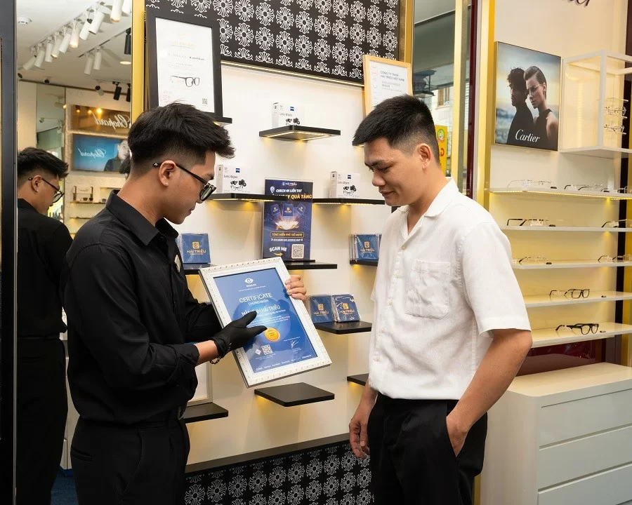 Bật mí 5 địa chỉ đo mắt miễn phí ở TPHCM: Uy tín, chính xác (5) Kính Hải Triều tự hào là đại lý chính hãng ủy quyền của nhiều thương hiệu lớn trên thế giới