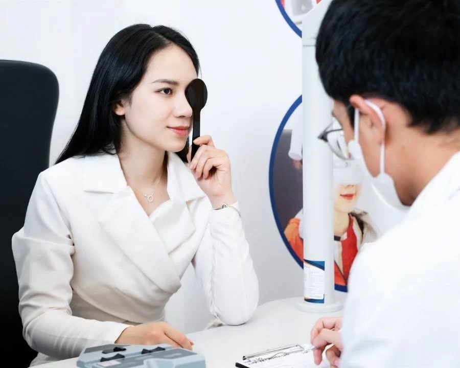 Cắt kính cận 2 độ bao nhiêu tiền? Chi phí và nơi đo kính tốt (2) Cắt kính cận 2 độ bao nhiêu tiền là câu hỏi được nhiều khách hàng quan tâm