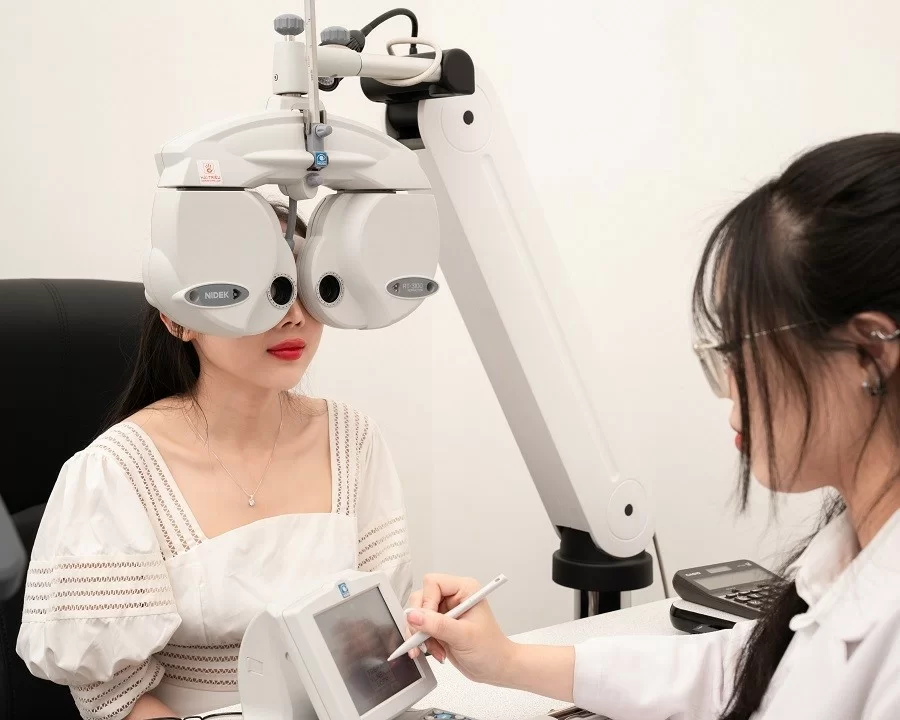 Giá đo mắt ở bệnh viện mắt bao nhiêu? So sánh với tiệm kính 2025 (6) Kính Hải Triều đầu tư trang thiêt bị hiện đại, nhập khẩu từ Pháp, Nhật Bản,...