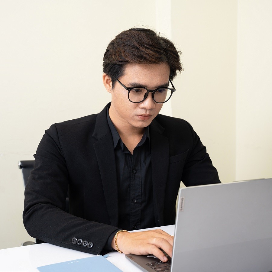 Giải mã nguyên lý kính đổi màu: Cơ chế, yếu tố ảnh hưởng (6) Mất khoảng từ 2-5 phút để tròng kính trả màu khi vào nhà