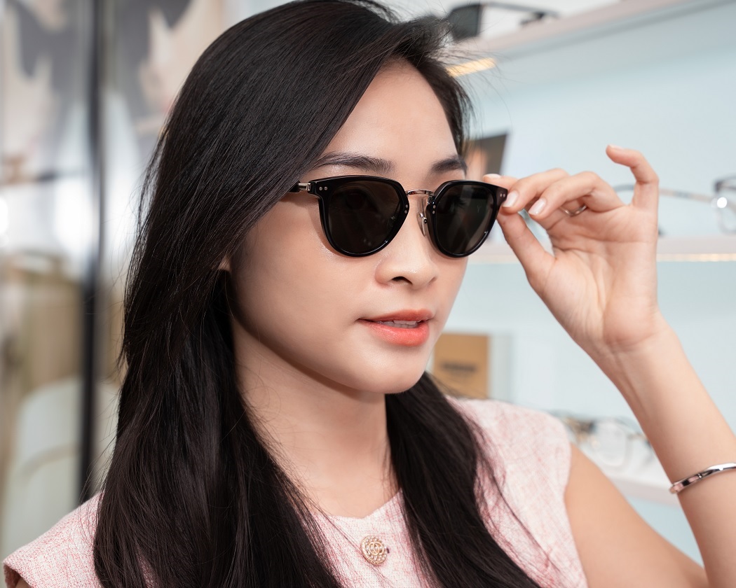 Gọng kính phù hợp với gương mặt trái xoan