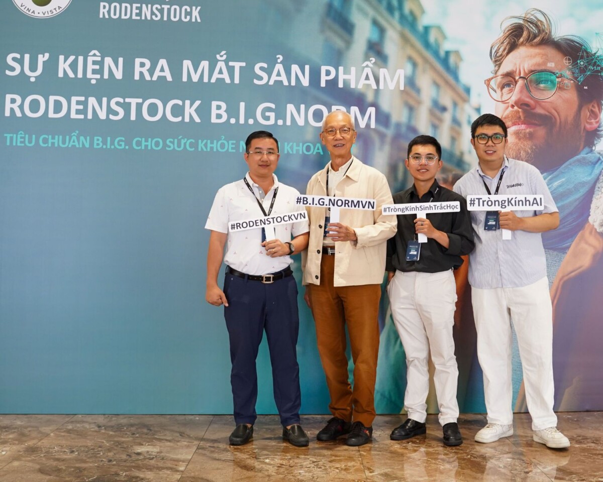 Bên trong sự kiện Rodenstock B.I.G NORM - Tròng kính AI sinh trắc học có gì? (3) Đại diện của Kính Hải Triều chụp ảnh cùng đại diện của Rodenstock