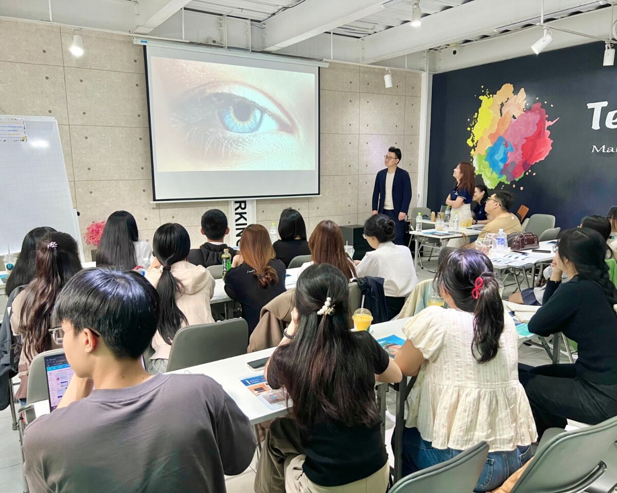 Bên trong sự kiện Rodenstock B.I.G NORM - Tròng kính AI sinh trắc học có gì? (5) Trong một sự kiện khác, đội ngũ nhân sự Kính Hải Triều đã có cơ hội được đại diện Rodenstock ông Chris Toh trực tiếp đào tạo kiến thức và nâng cao chuyên môn
