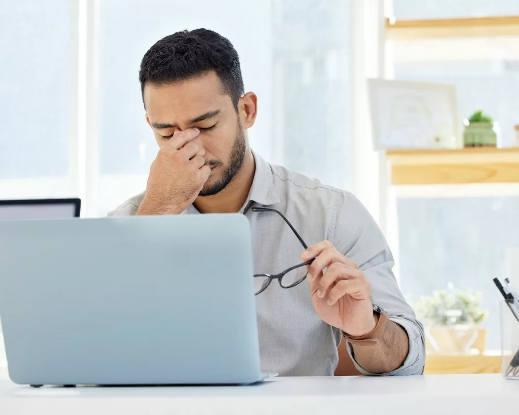 Dân văn phòng sử dụng điện tử quá nhiều dẫn đến đau đầu, mỏi mắt