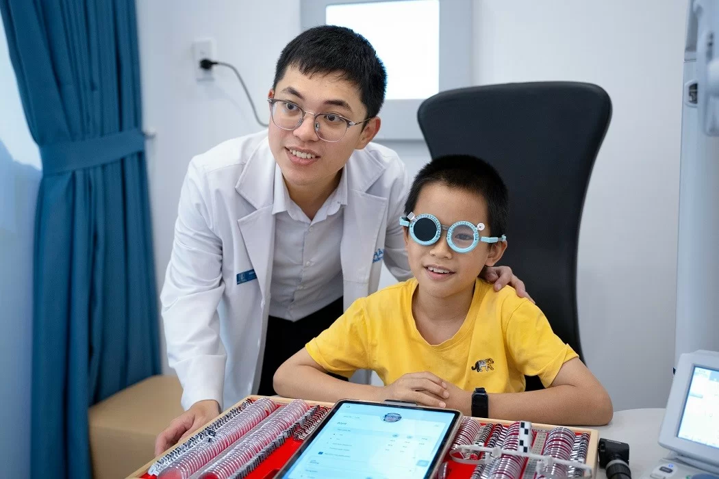 Tròng kính kiểm soát cận thị - ảnh 9