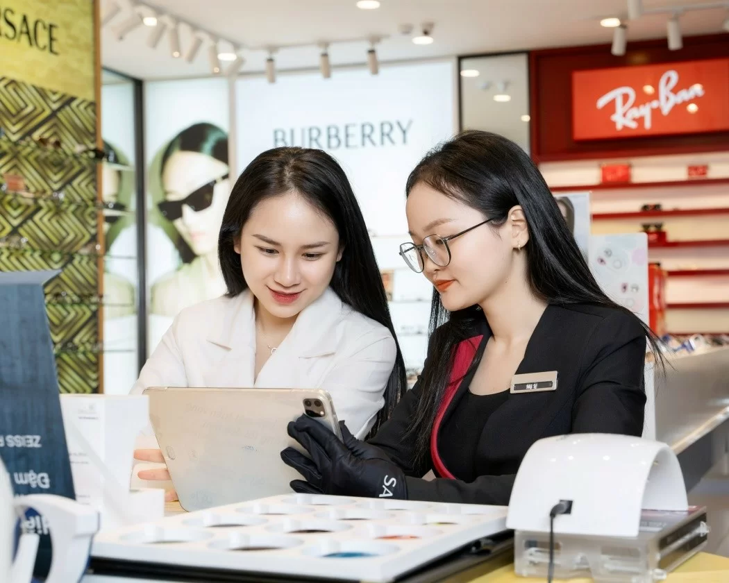 Đội ngũ chuyên viên tư vấn tại Kính Hải Triều luôn sẵn sàng hỗ trợ khách hàng