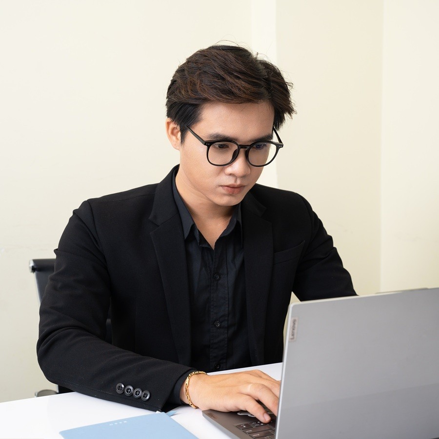 Tròng kính đổi màu có tốt không? Giải đáp cùng chuyên gia (3) Một số dòng sản phẩm còn có khả năng lọc ánh sáng xanh thông minh
