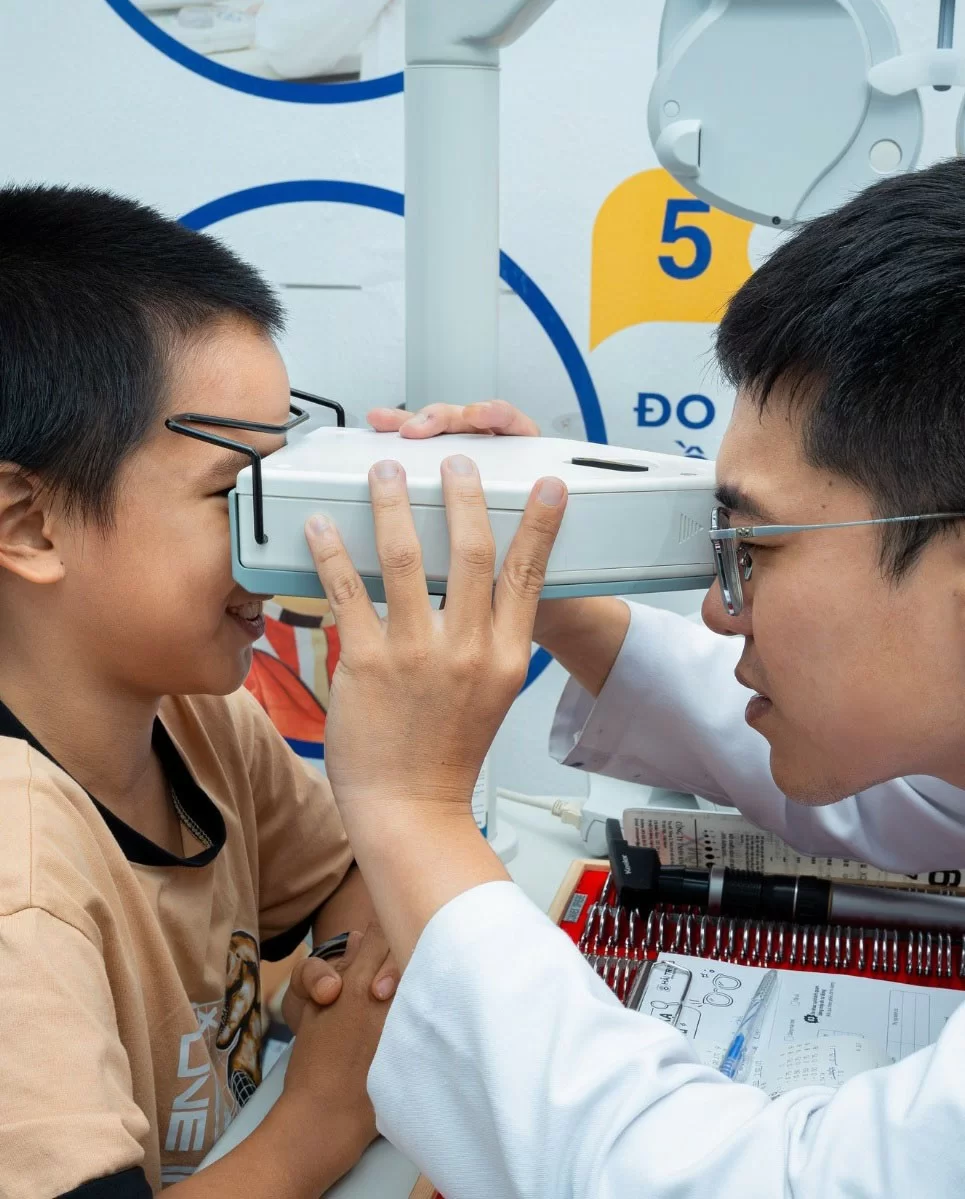 Tròng kính kiểm soát cận thị