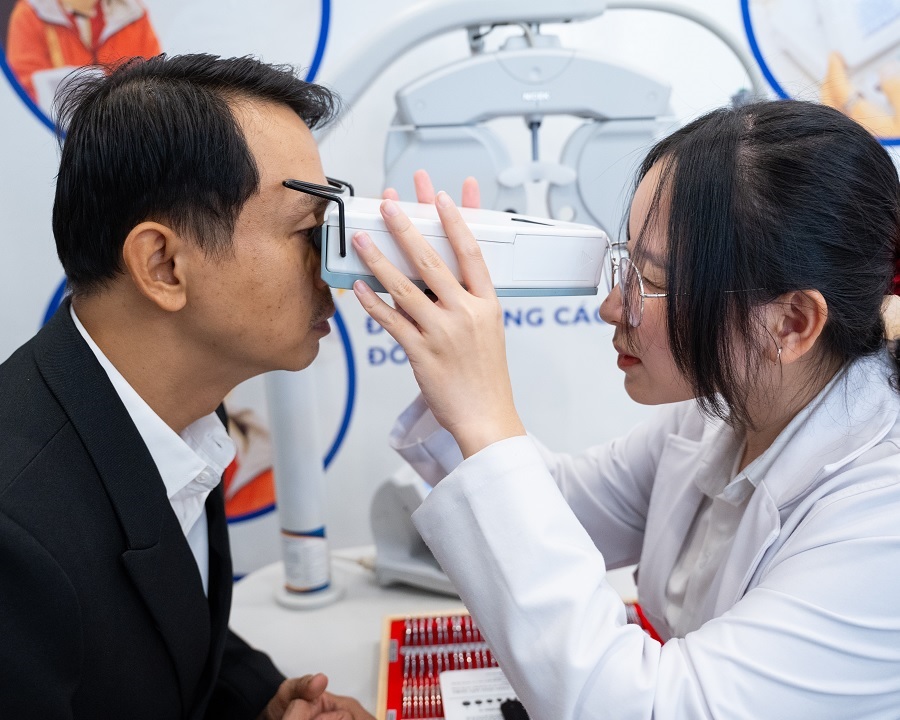 Cắt kính 3 độ bao nhiêu tiền? Chi phí & địa chỉ uy tín 2025 (4) Quy trình đo mắt cận tại Hải Triều được thực hiện bởi đội ngũ kỹ thuật viên giàu chuyên môn