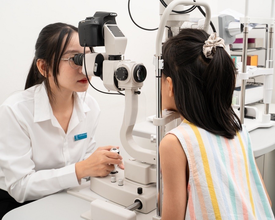 Cắt kính cận cho trẻ em: Giải pháp điều trị thị lực an toàn và hiệu quả (2) Cận thị ở trẻ em hoàn toàn có thể kiểm soát hiệu quả