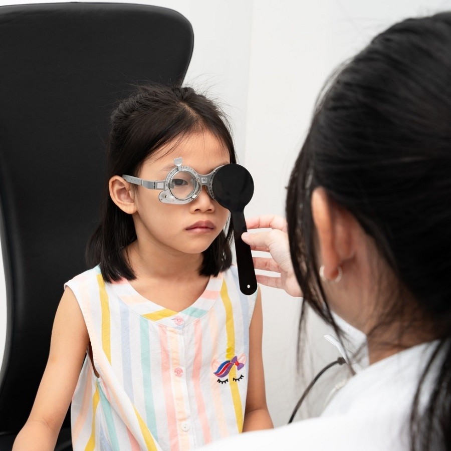 Cắt kính cận cho trẻ em: Giải pháp điều trị thị lực an toàn và hiệu quả (4) Đo mắt là bước quan trọng trong việc phát hiện và chẩn đoán các vấn đề mà bé đang gặp phải