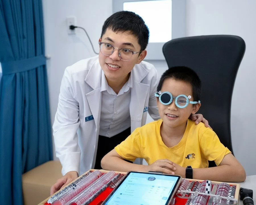 Cắt kính cận cho trẻ em: Giải pháp điều trị thị lực an toàn và hiệu quả (5) Cần lựa chọn địa chỉ đo mắt uy tín để đảm bảo kết quả chính xác nhất