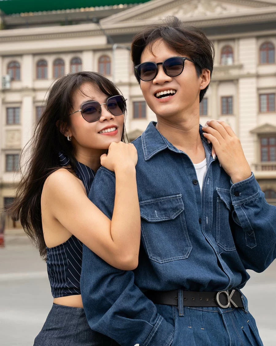 Cắt kính đổi màu bao nhiêu tiền? Kinh nghiệm từ A-Z cho người mới (2) Tròng kính đổi màu đang trở thành giải pháp "tiện lợi 2 trong 1"