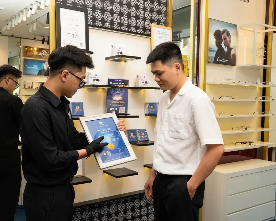 Cắt kính đổi màu bao nhiêu tiền? Kinh nghiệm từ A-Z cho người mới (5) Kính Hải Triều là địa chỉ cắt kính đổi màu uy tín mà bạn nên tham khảo