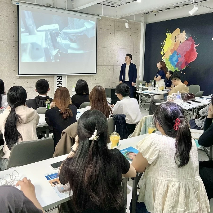 Cắt kính lão bao nhiêu tiền? Mức giá chi tiết & địa chỉ uy tín 2025 (4) Buổi đào tạo của Rodenstock dành cho nhân viên Kính Hải Triều