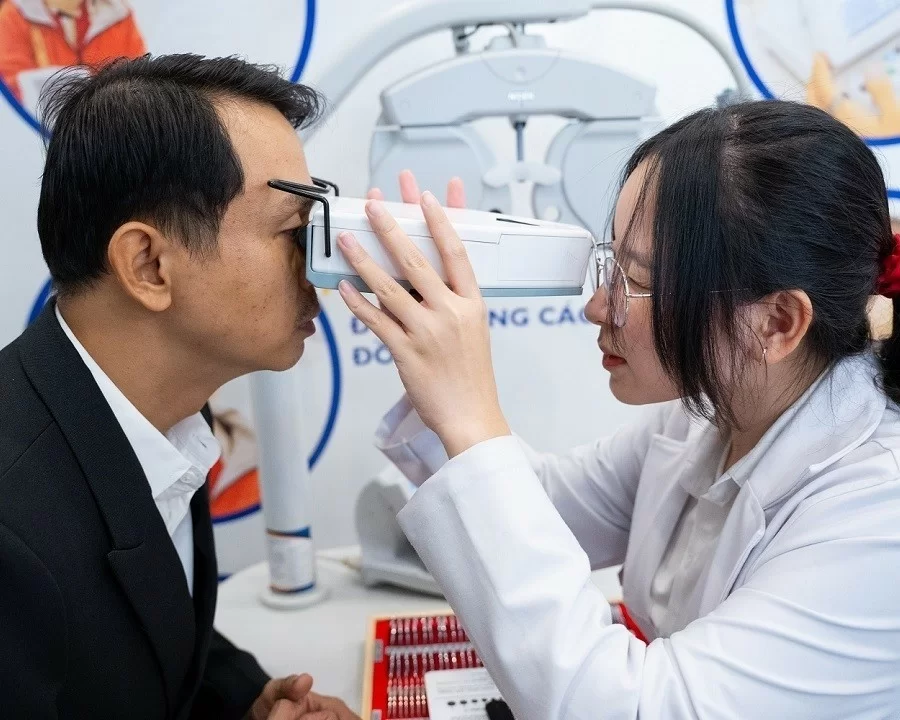 Cắt kính lão bao nhiêu tiền? Mức giá chi tiết & địa chỉ uy tín 2025 (5) Khách hàng cắt kính lão tại Hải Triều - ảnh 1