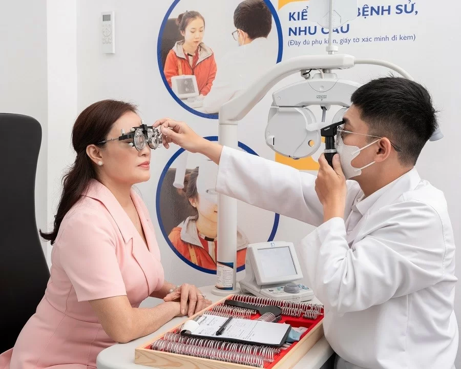 Cắt kính lão bao nhiêu tiền? Mức giá chi tiết & địa chỉ uy tín 2025 (7) Thời gian chờ lấy kính phụ thuộc vào sản phẩm sẵn có tại cửa hàng hay không
