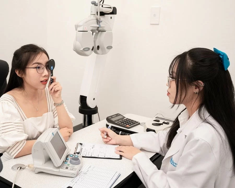 Cắt kính viễn thị bao nhiêu tiền? Gợi ý TOP 5 địa chỉ uy tín (2) Cắt kính viễn thị bao nhiêu tiền? Câu hỏi phụ thuộc vào chi phí đo mắt, tròng kính, gọng kính