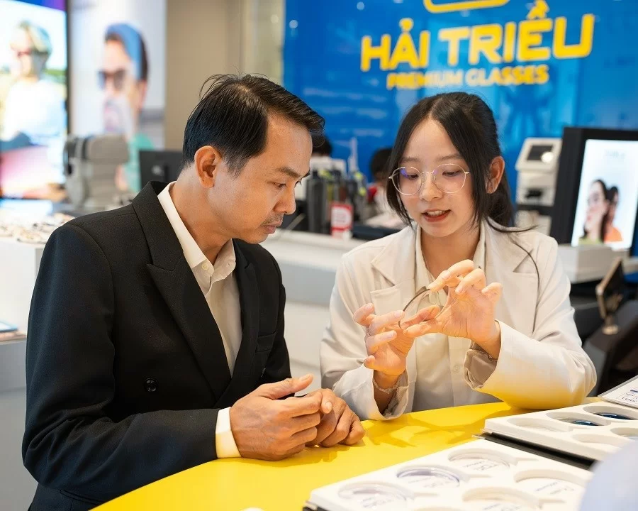 Cắt kính viễn thị bao nhiêu tiền? Gợi ý TOP 5 địa chỉ uy tín (4) Kính Hải Triều là địa chỉ cắt kính viễn thị uy tín tại TPHCM